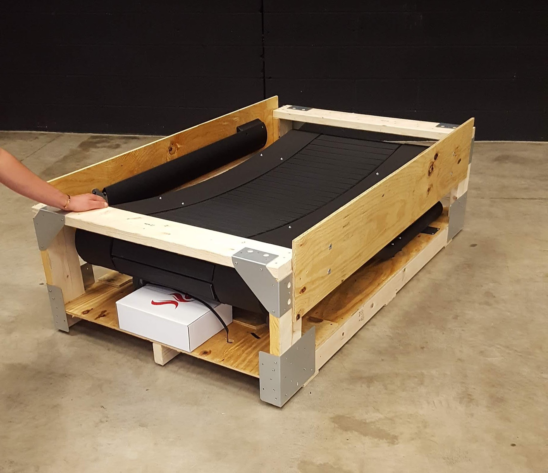 Stackable nesting shipping crate for treadmills